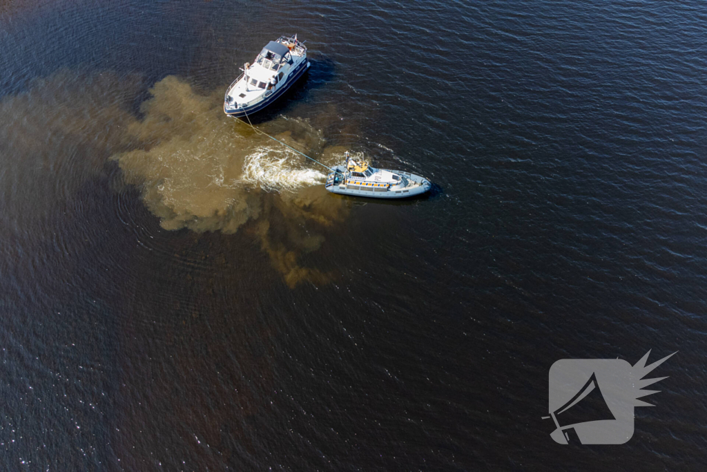 Plezierjacht loopt vast op Schelde-Rijnkanaal