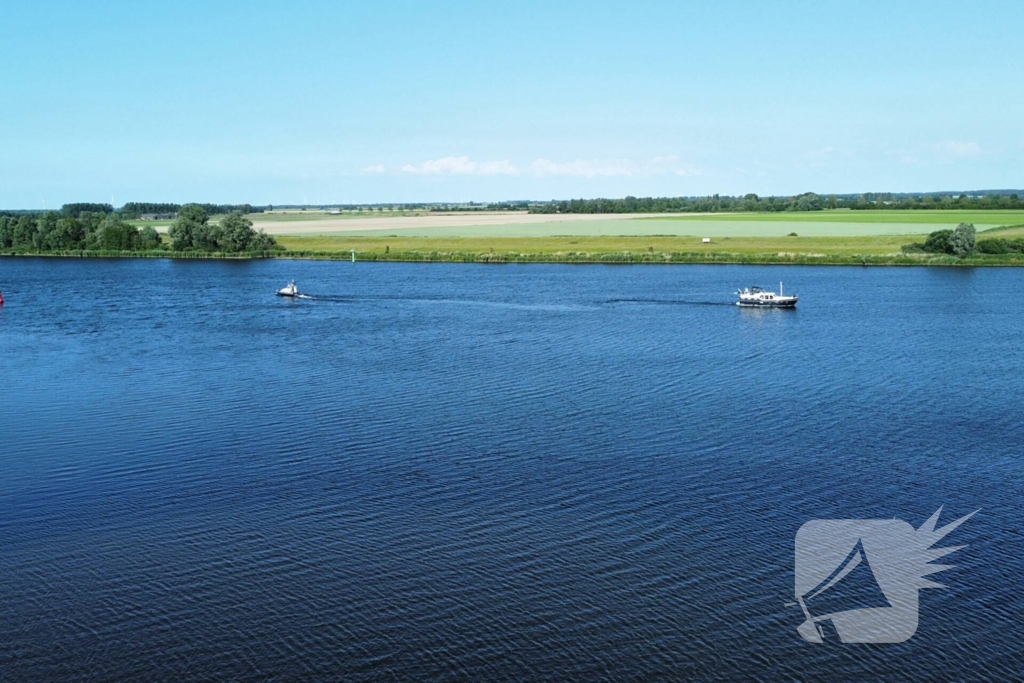 Plezierjacht loopt vast op Schelde-Rijnkanaal