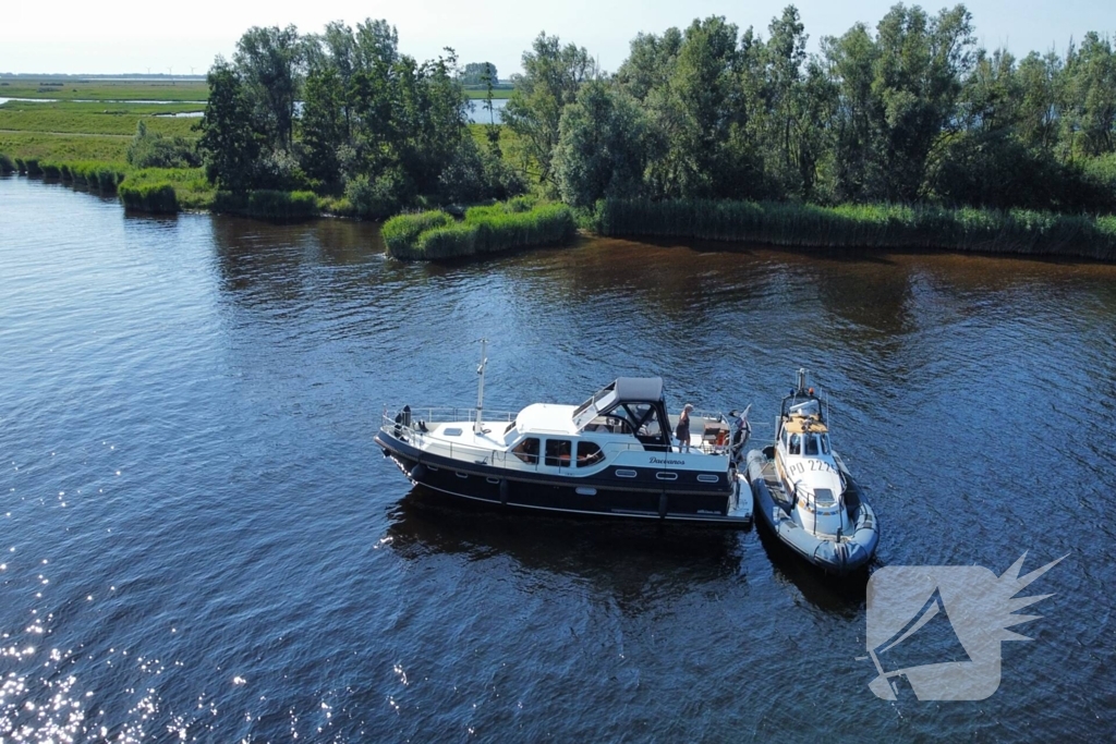 Plezierjacht loopt vast op Schelde-Rijnkanaal