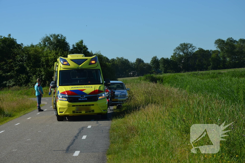 Motorrijder glijdt onderuit in bocht