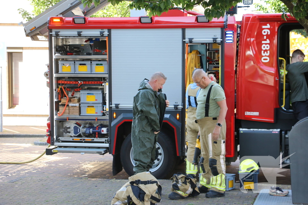 Brandweer bevrijdt kuiken van achter houten schot