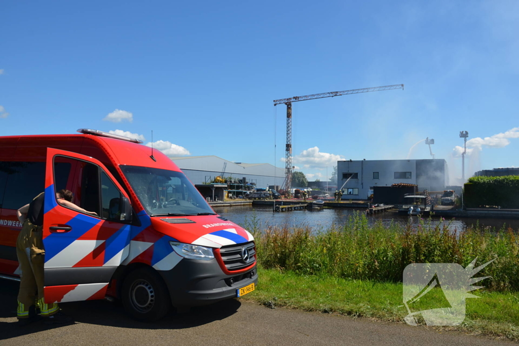 Uitslaande brand bij scheepsbouwbedrijf, rookwolken in hele regio te zien