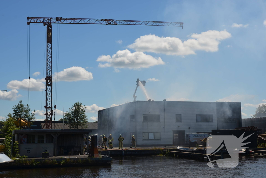 Uitslaande brand bij scheepsbouwbedrijf, rookwolken in hele regio te zien