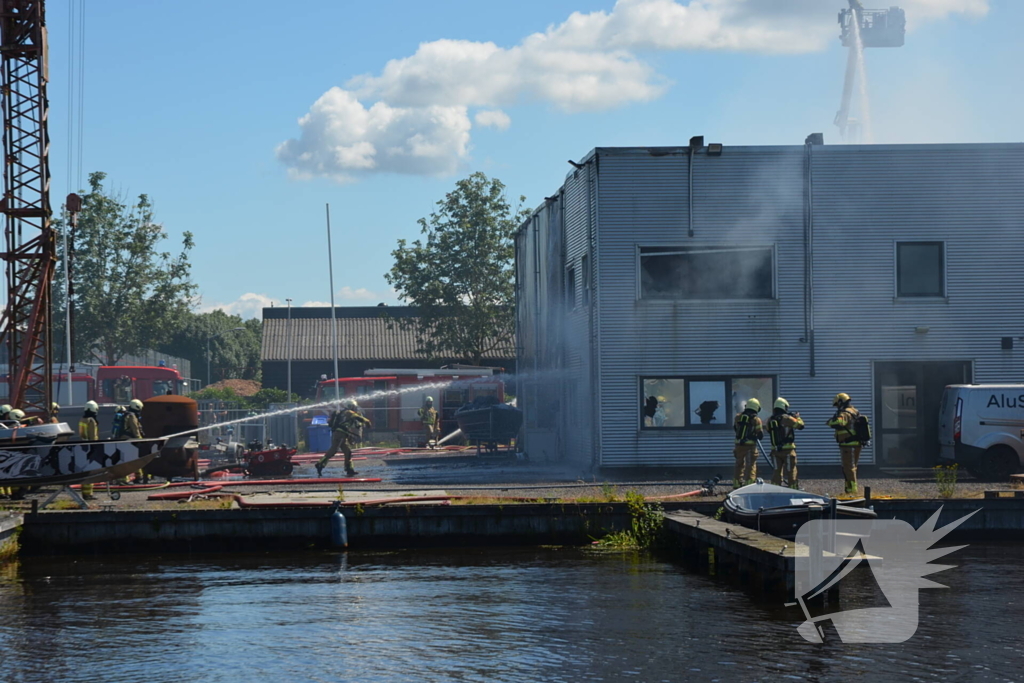 Uitslaande brand bij scheepsbouwbedrijf, rookwolken in hele regio te zien