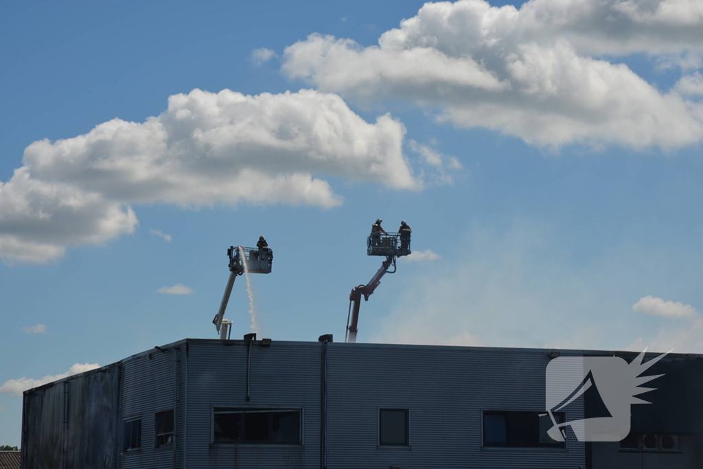 Uitslaande brand bij scheepsbouwbedrijf, rookwolken in hele regio te zien