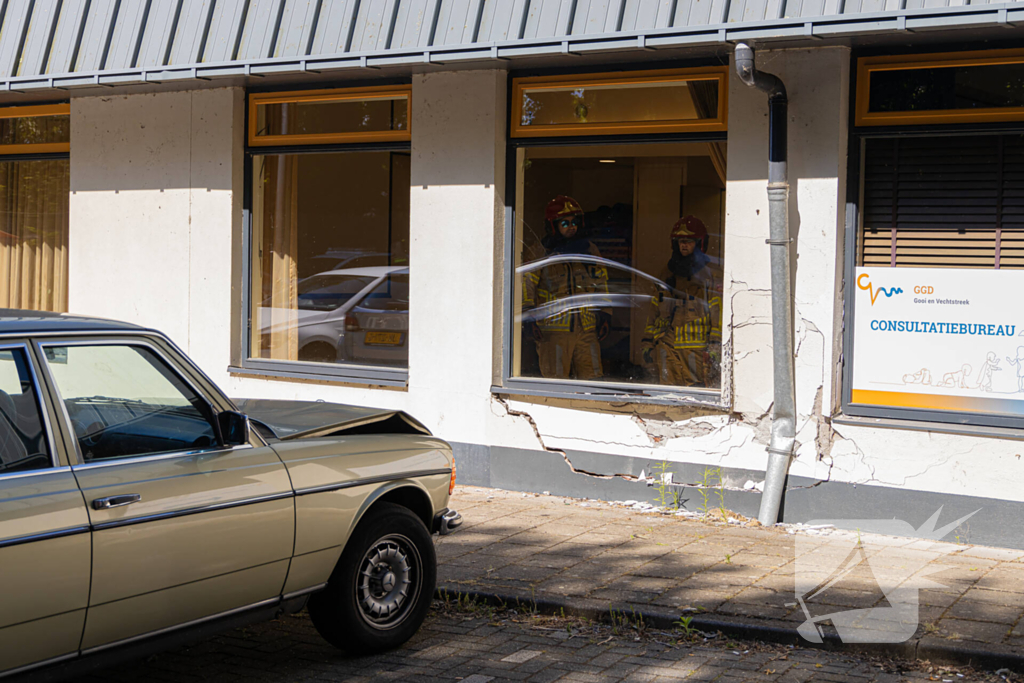 Automobilist rijdt tegen buurthuis