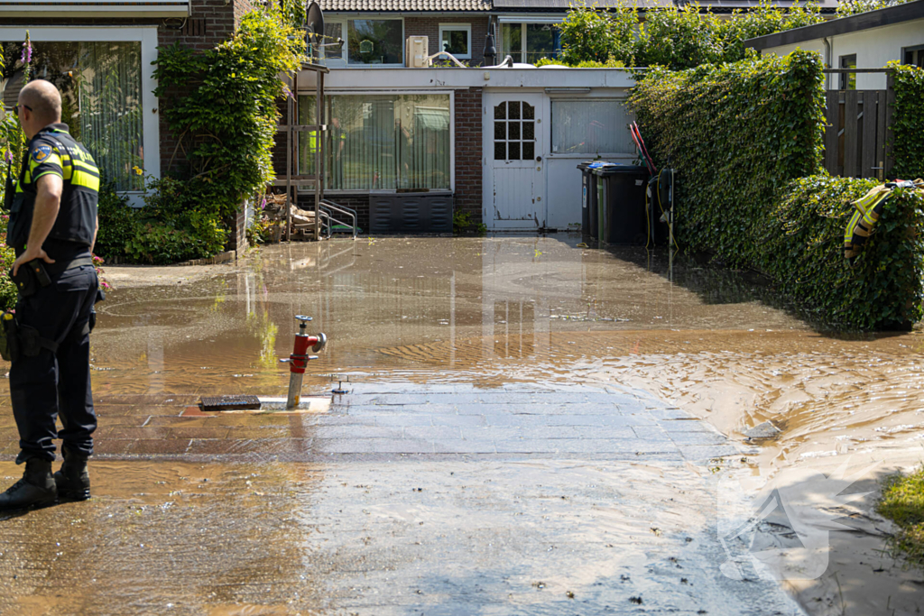 Straat blank door een gesprongen waterleiding