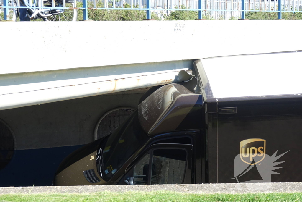 UPS Bezorger raakt klem onder spoortunnel, tunnel tijdelijk afgesloten