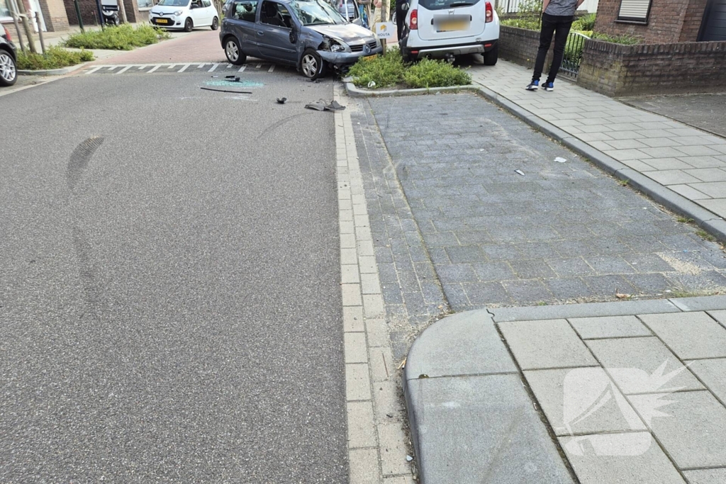 Auto slaat over de kop bij ongeval