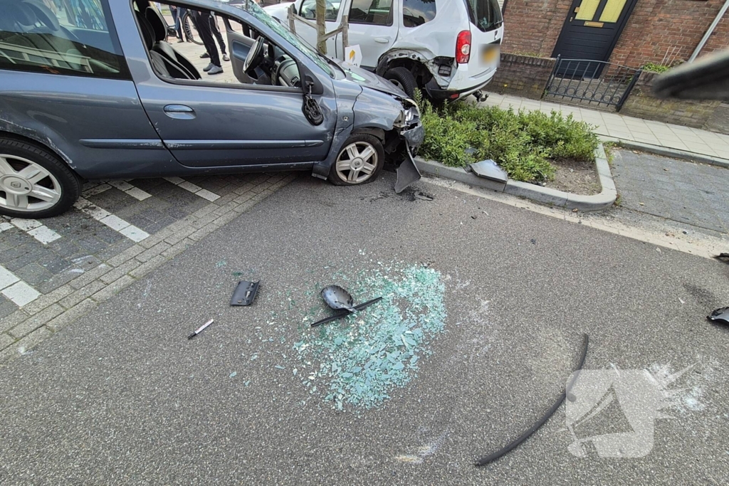 Auto slaat over de kop bij ongeval