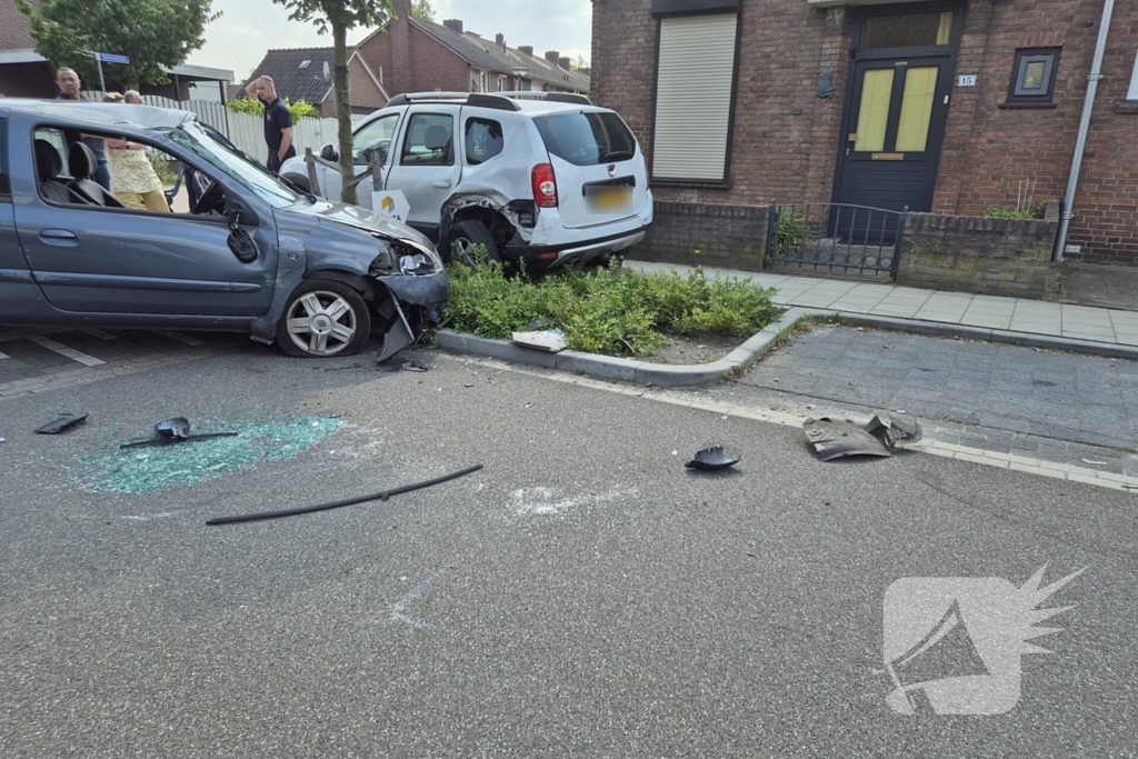 Auto slaat over de kop bij ongeval