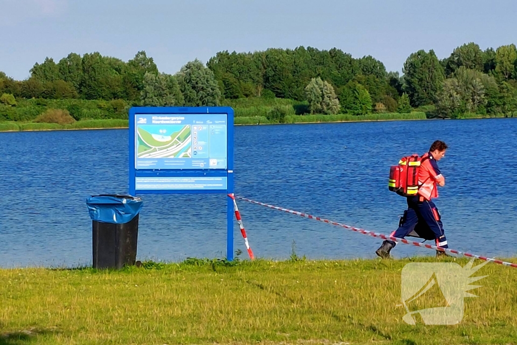 Omstander schiet drenkeling te hulp