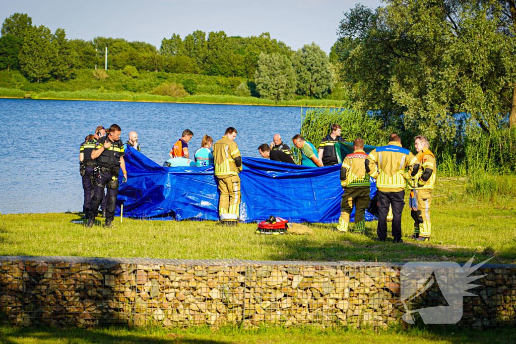 Omstander schiet drenkeling te hulp