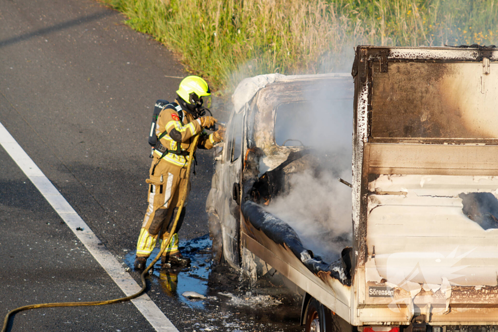 Bakwagen uitgebrand bij afrit snelweg