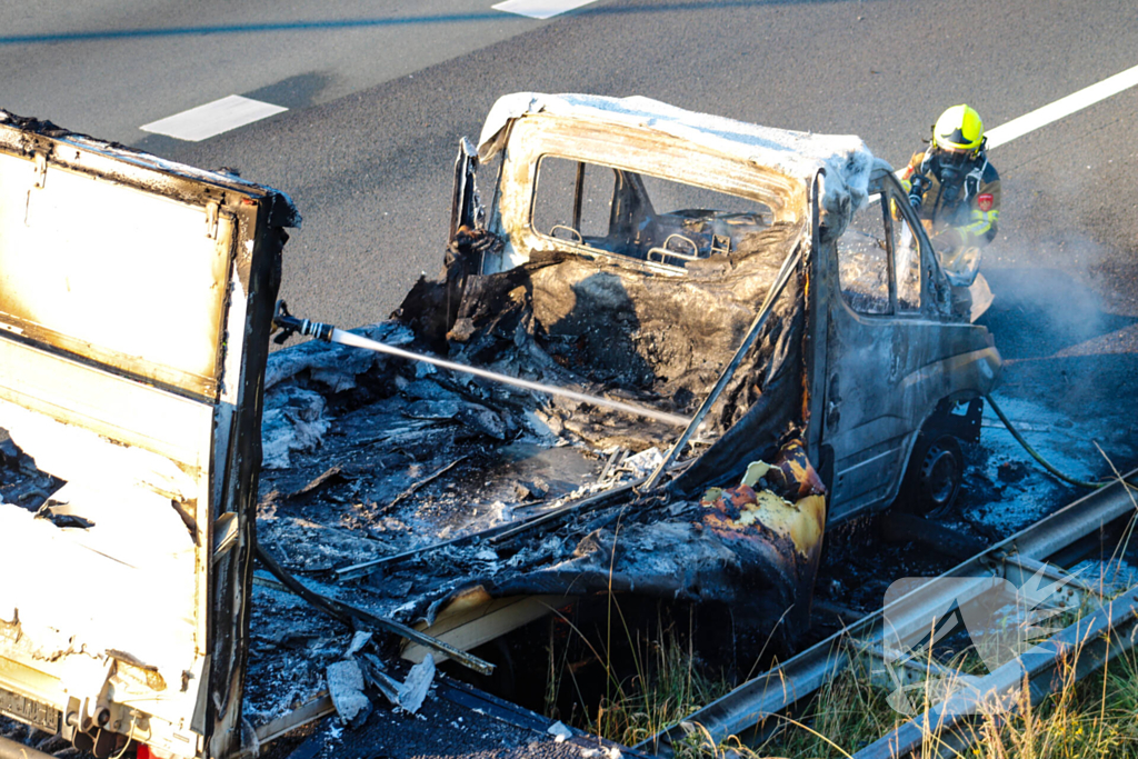 Bakwagen uitgebrand bij afrit snelweg