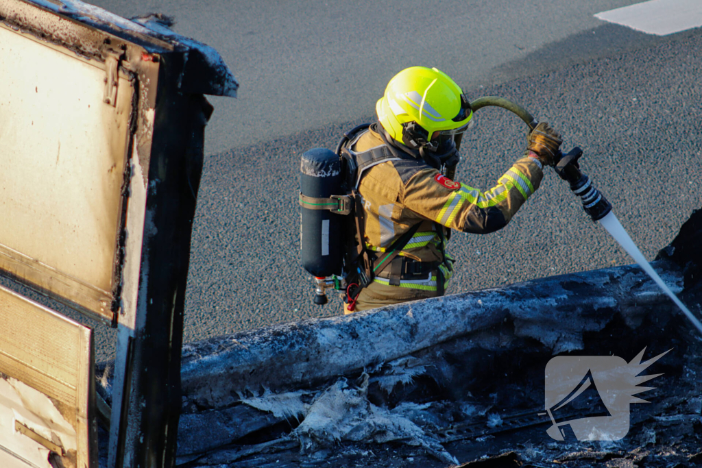 Bakwagen uitgebrand bij afrit snelweg