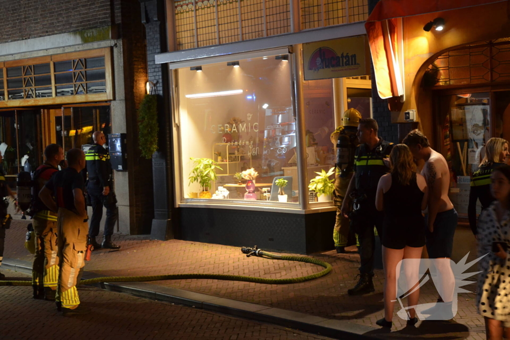 Deur opengebroken vanwege brand in winkelpand