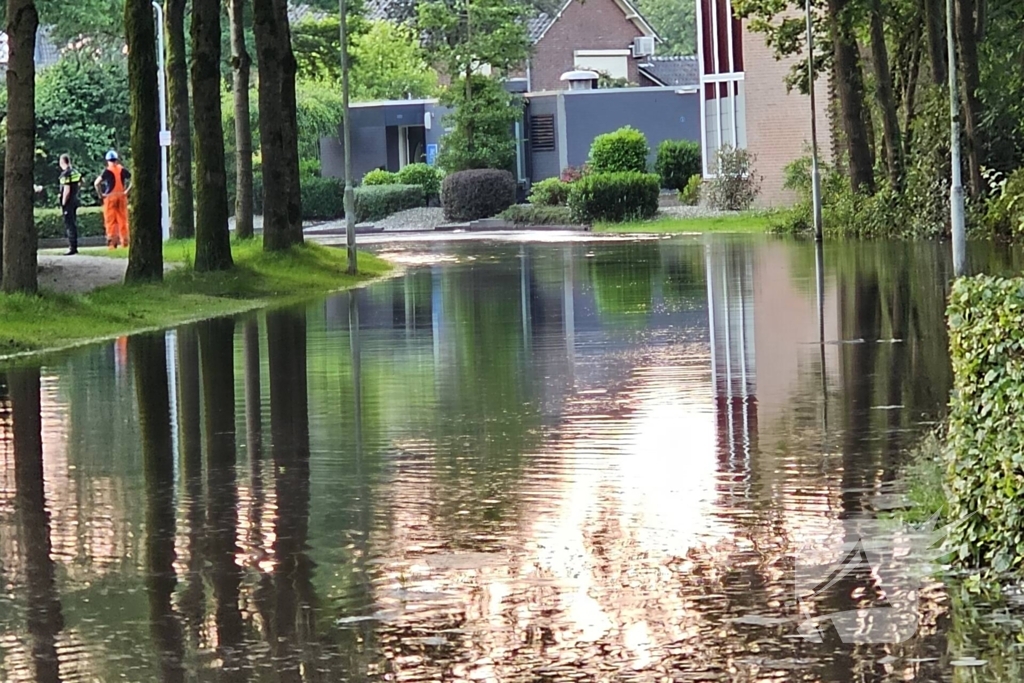 Straat afgesloten wegens grote waterlekkage