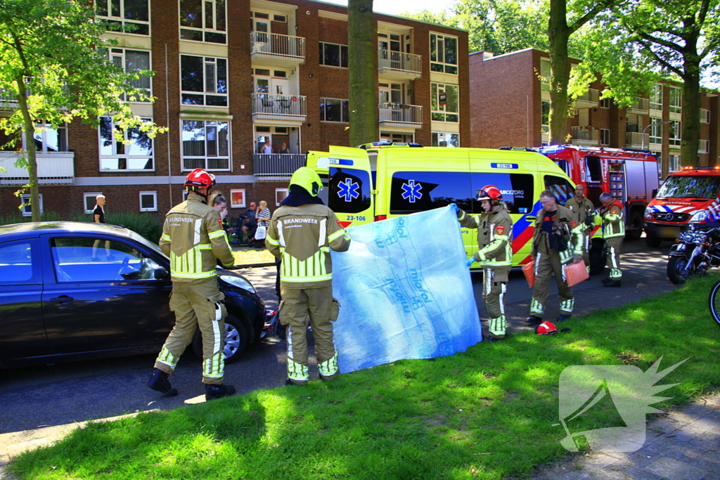 Wielrenner meegesleurd na botsing met auto