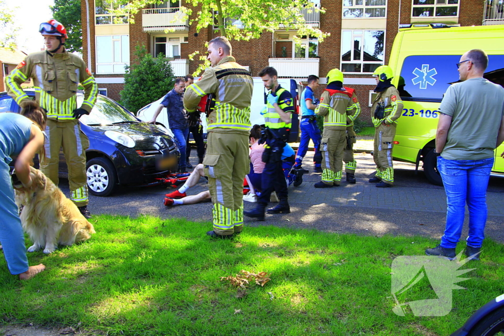 Wielrenner meegesleurd na botsing met auto