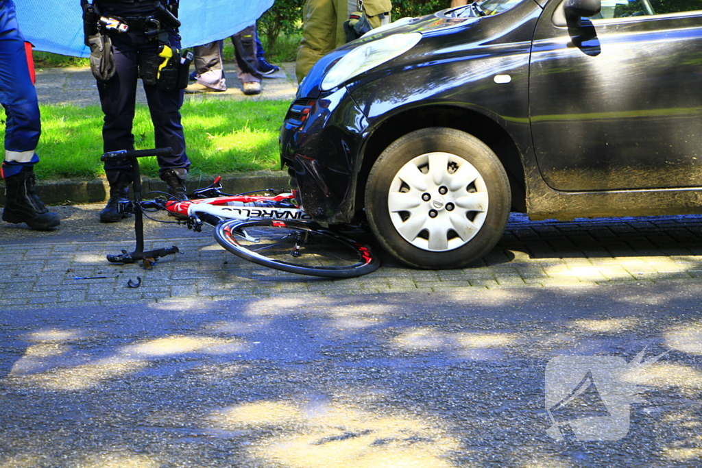 Wielrenner meegesleurd na botsing met auto