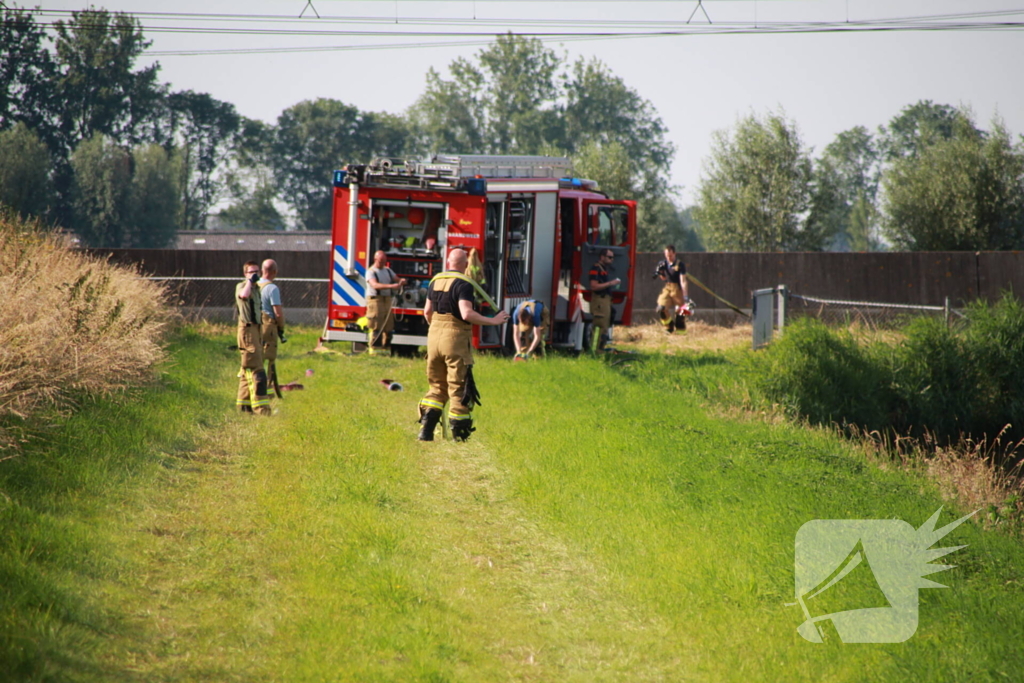 Middelbrand na bermbrand langs spoor