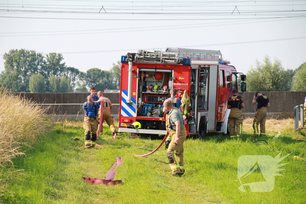 Middelbrand na bermbrand langs spoor