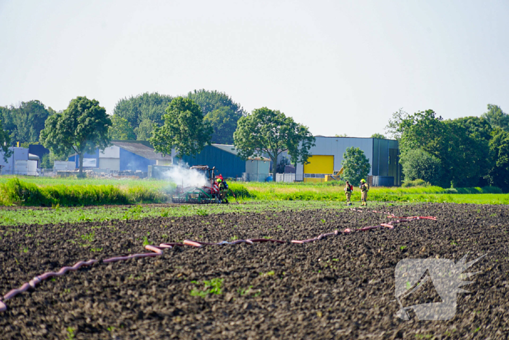 Grote rookwolken door brand in tractor