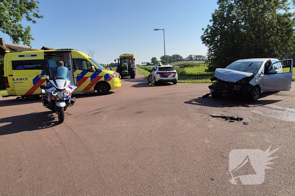 Bestelbus belandt op zijkant na frontale botsing op kruising, automobilist gewond