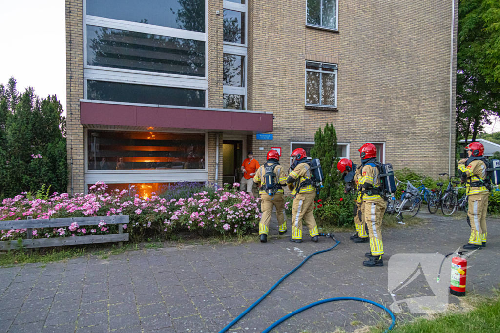 Stoelen vliegen in brand in trappenhuis