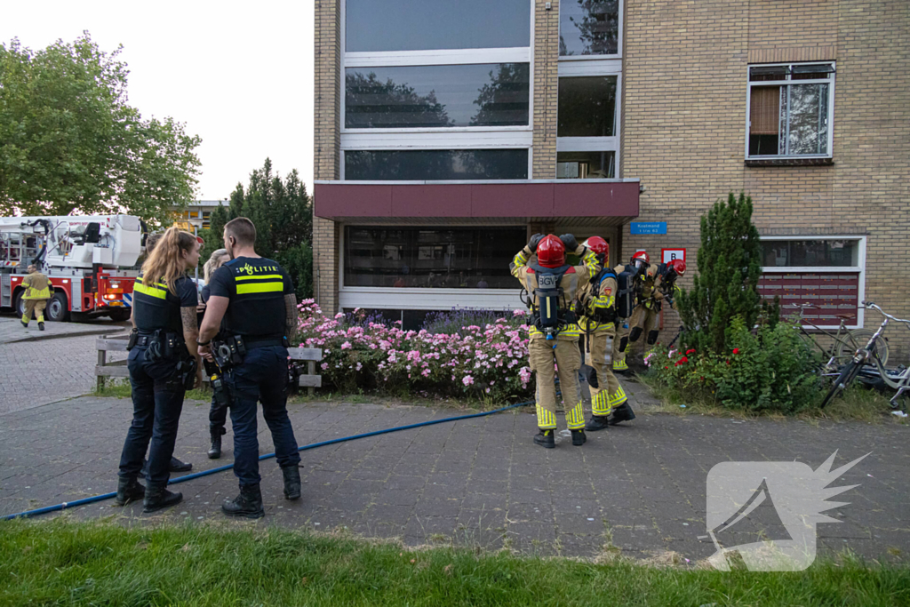 Stoelen vliegen in brand in trappenhuis