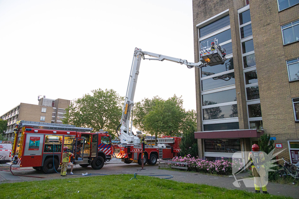 Stoelen vliegen in brand in trappenhuis