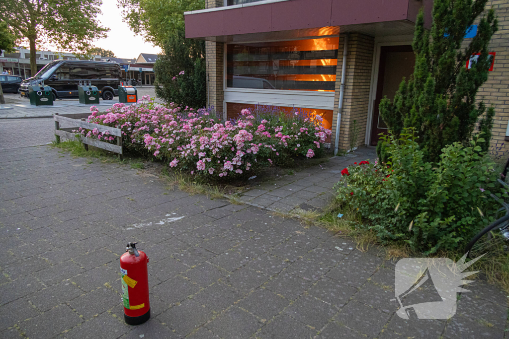 Stoelen vliegen in brand in trappenhuis