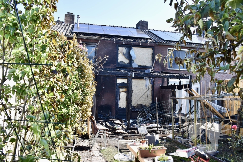 Schade groot na grote brand achter woning