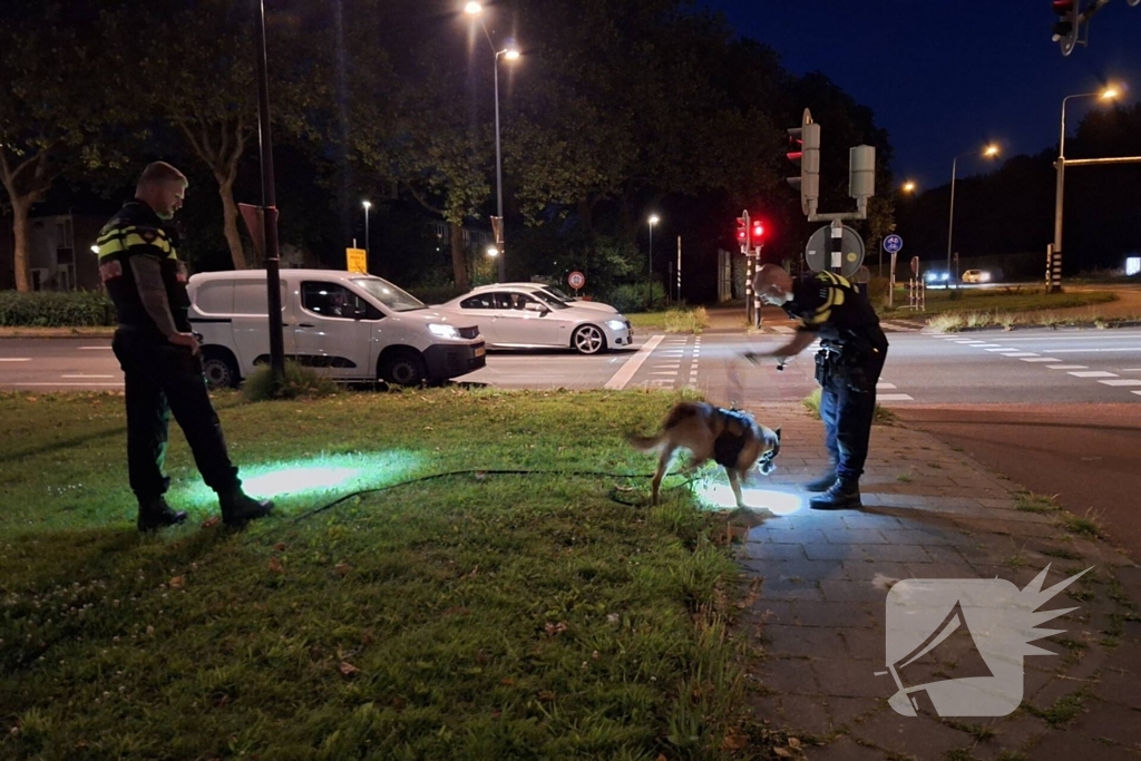 Politiehond Appie vind door omstander verloren armband terug