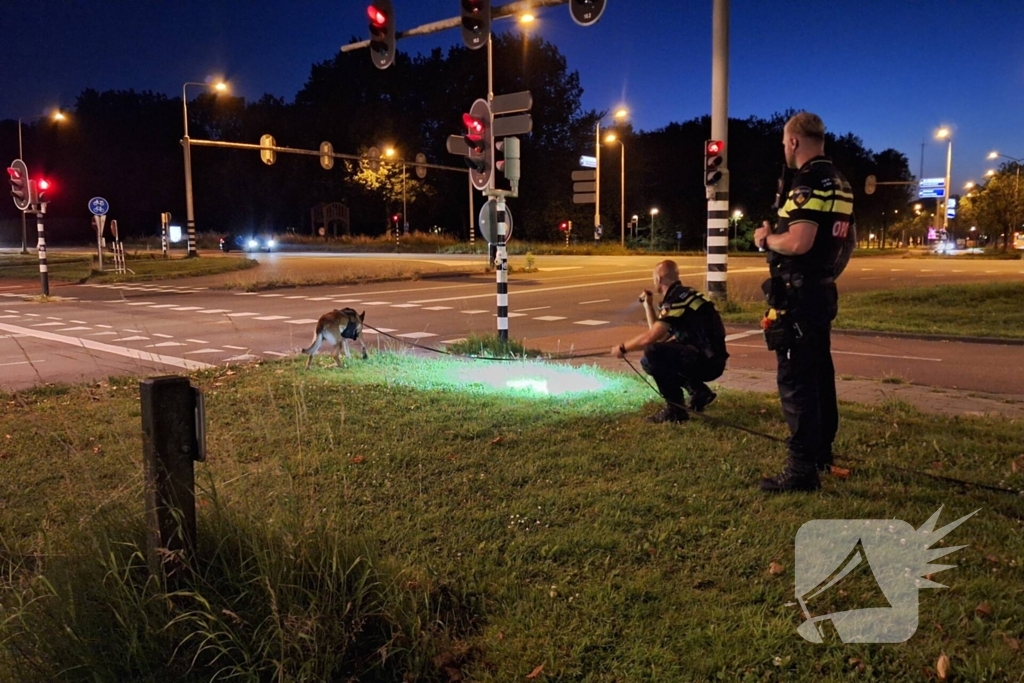 Politiehond Appie vind door omstander verloren armband terug