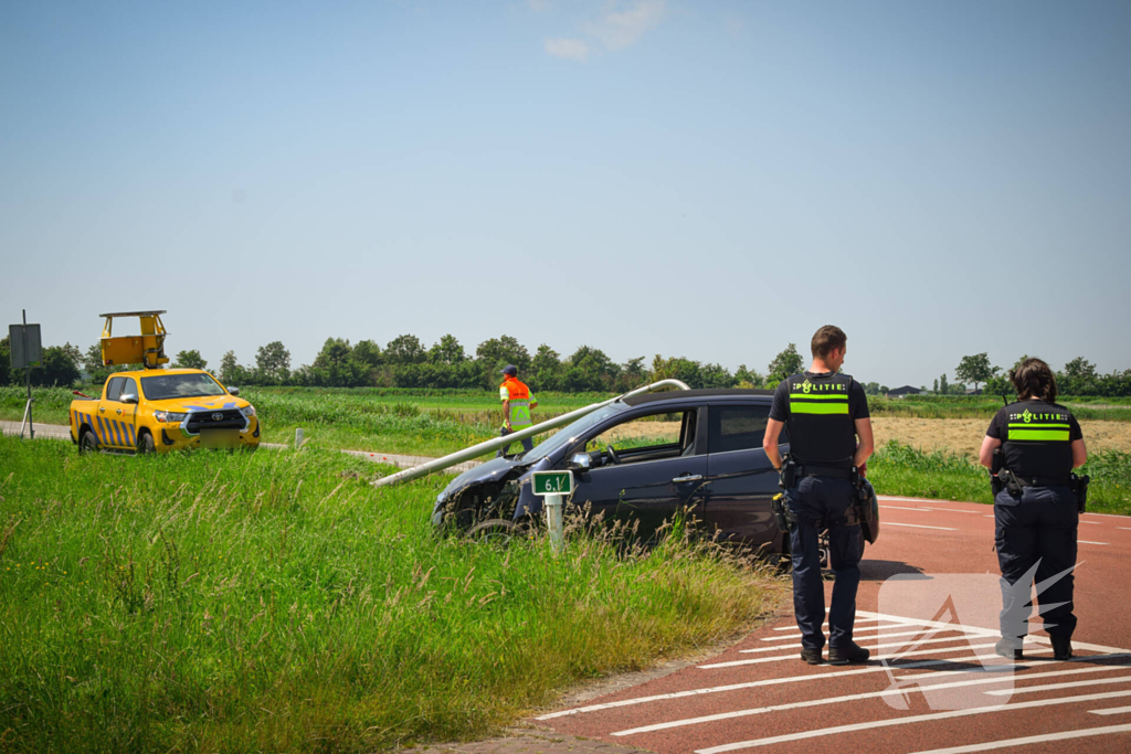 Automobilist ramt lantaarnpaal