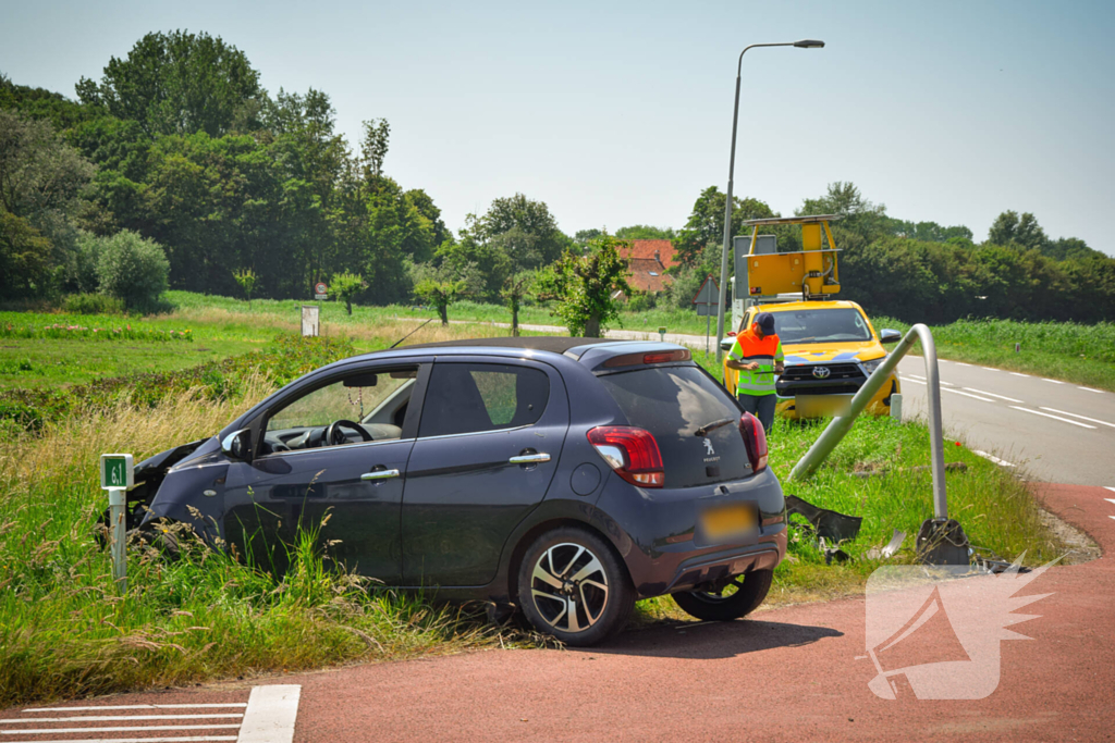 Automobilist ramt lantaarnpaal