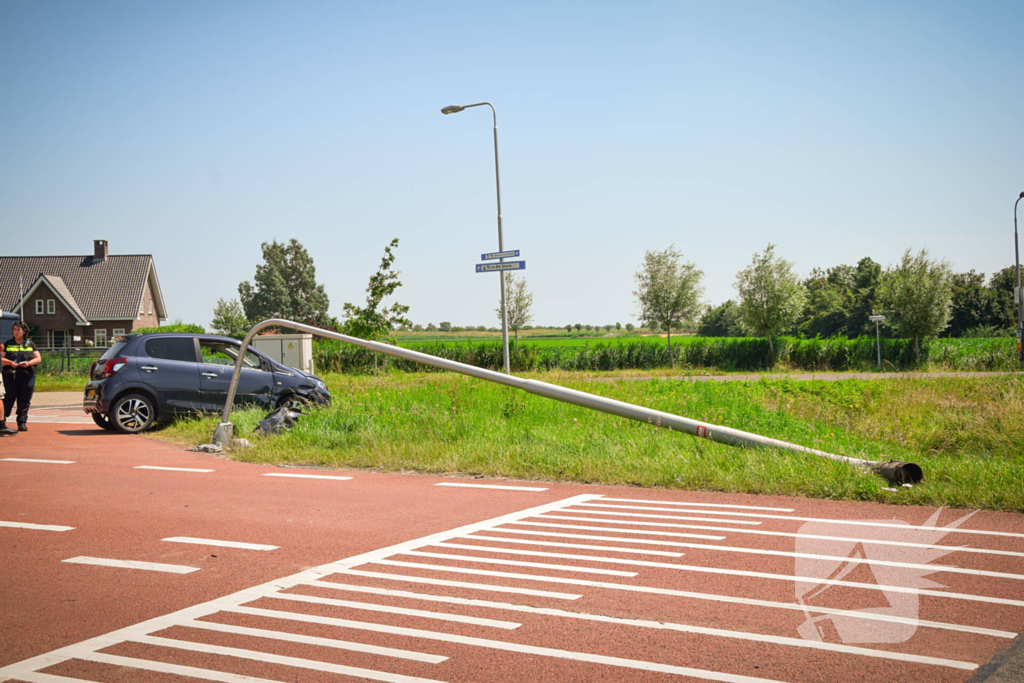 Automobilist ramt lantaarnpaal