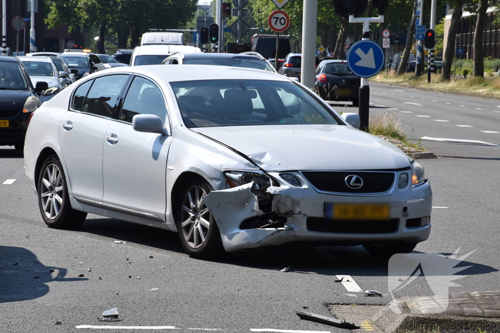 Twee voertuigen botsen op elkaar