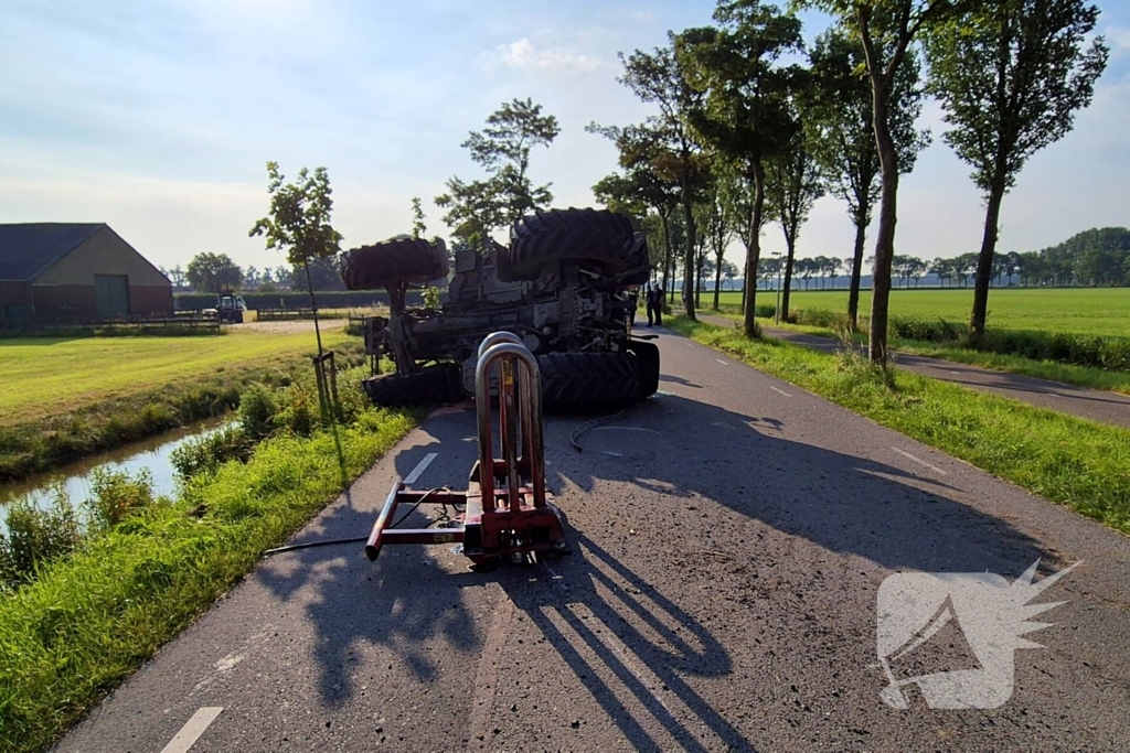 Tractor kantelt, bestuurder ongedeerd