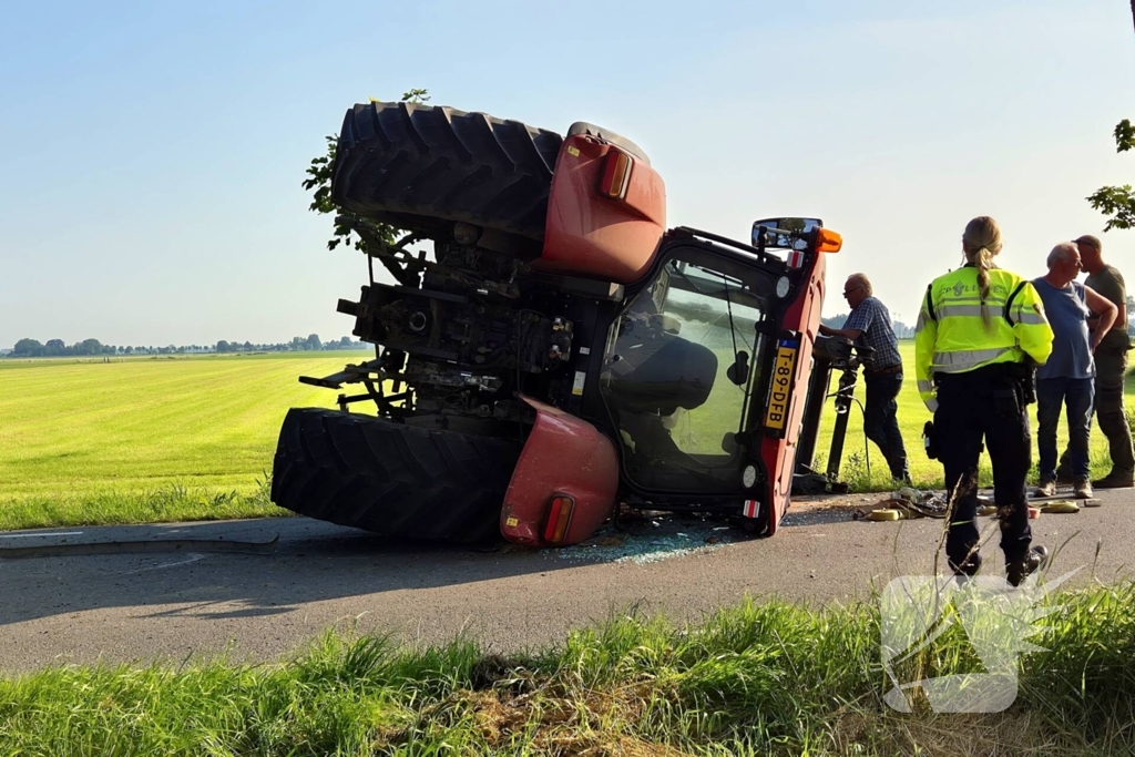 Tractor kantelt, bestuurder ongedeerd