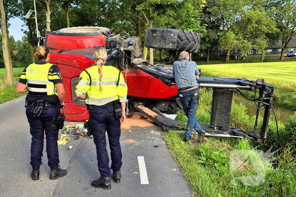 Tractor kantelt, bestuurder ongedeerd