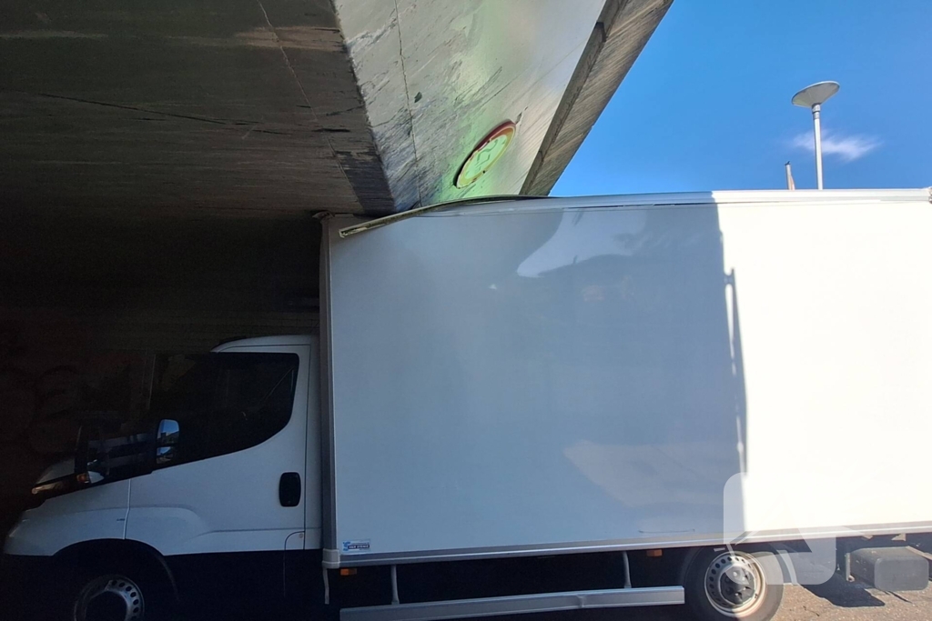 Bakwagen rijdt zich klem onder spoorviaduct