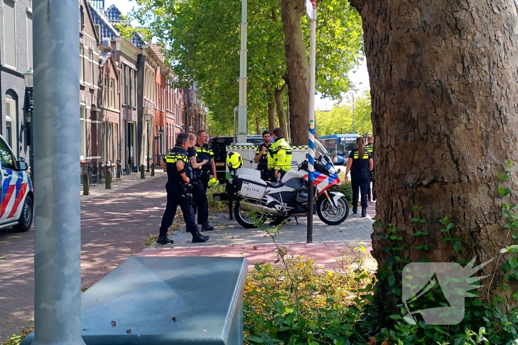 Stadsbus klapt achterop personenauto