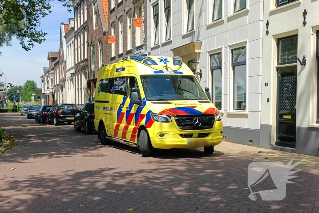 Stadsbus klapt achterop personenauto