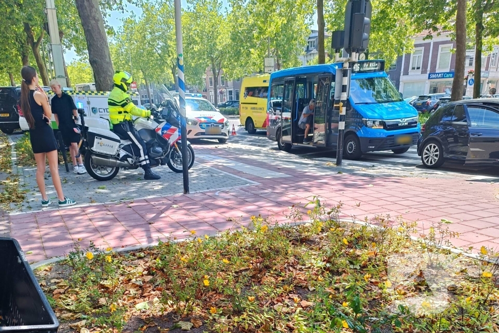 Stadsbus klapt achterop personenauto