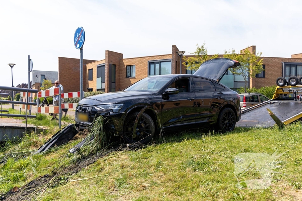 Automobilist eindigt in sloot