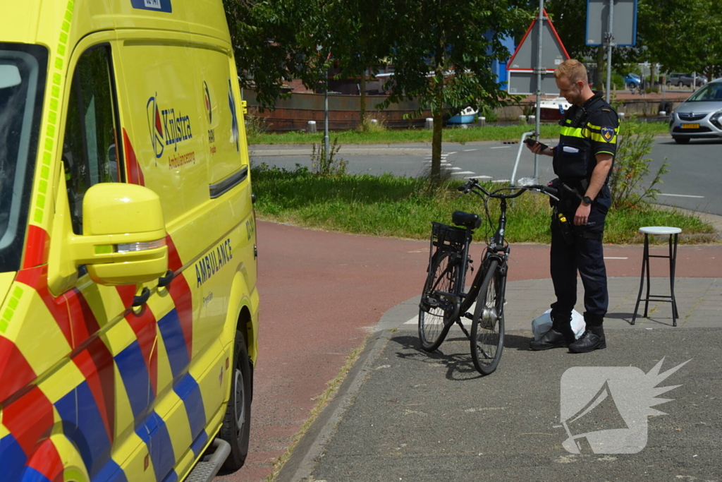 Fietser loopt gebogen voorwiel op