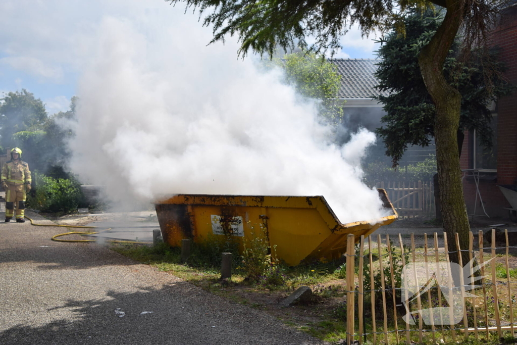 Brandweer blust brand in bouwcontainer